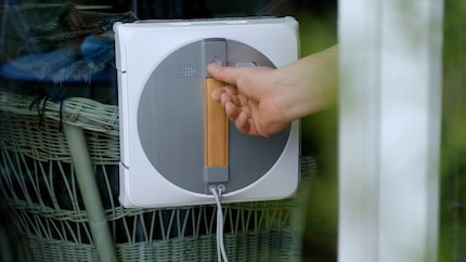 Ich muss den Knopf länger drücken, dann kann ich den Roboter vom Fenster abnehmen.