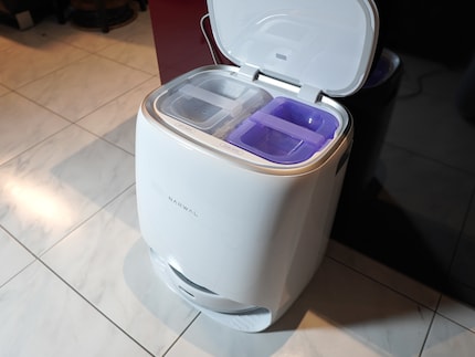 Der Roboter fährt ganz in die Station. Oben siehst du die Wassertanks.