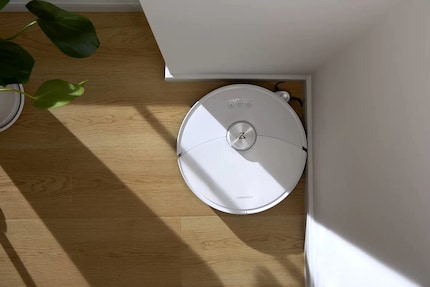 Der Roborock S8 MaxV Ultra fährt den Arm mit Bürste aus.