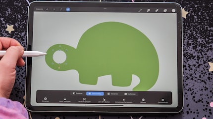 Mit der Touch-Geste kannst du bei Procreate einen Kreis ganz einfach rund machen. Auch Quadrate und Dreiecke erstellst du mit einem Tippen.
