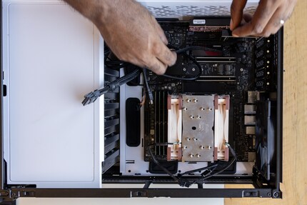 Hinter der weissen Abdeckung auf der linken Seite befinden sich die Festplatten.