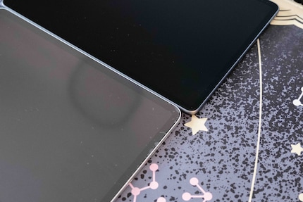On my iPad (below), the self-applied foil doesn’t look half as smooth as the MatePad’s matt display.