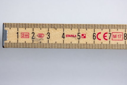 The RF 24-105mm F4-7.1 can capture an eight-centimetre object full frame. However, the sharpness is not the best.