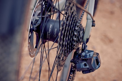 The hub makes it: CUES FH-U6060 with integrated dynamo.